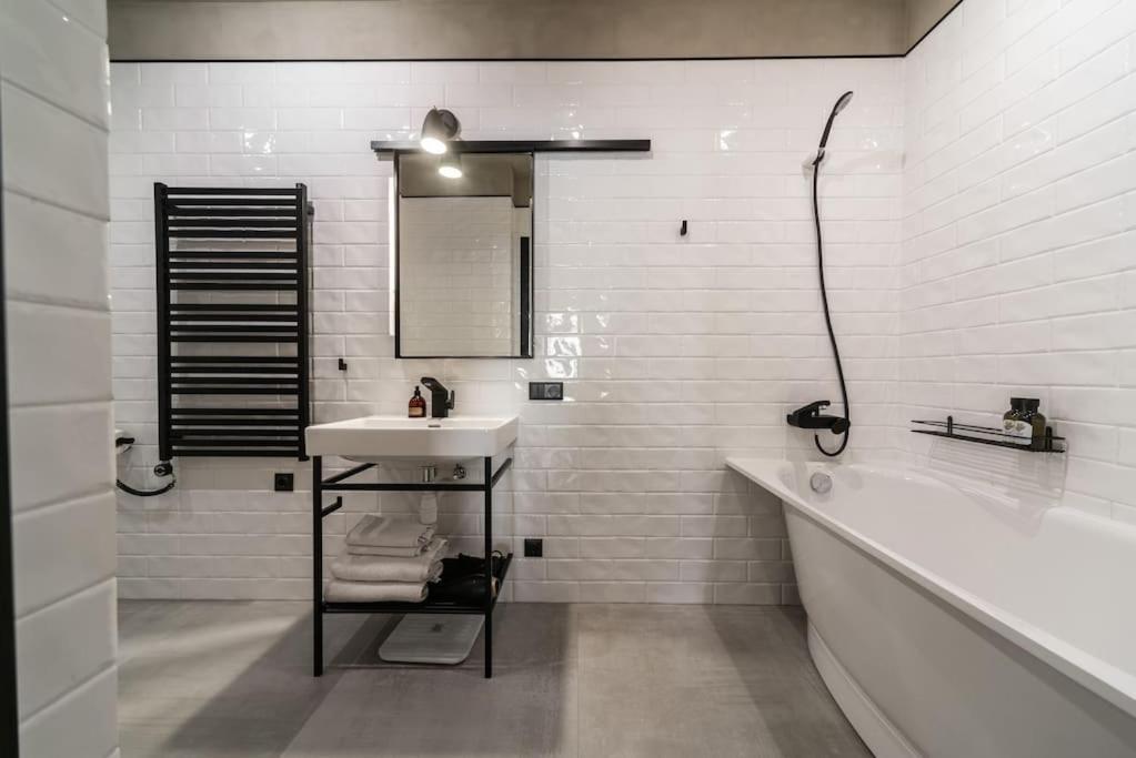 3 Storey Apartment With A Character And A Terrace Riga Exterior photo